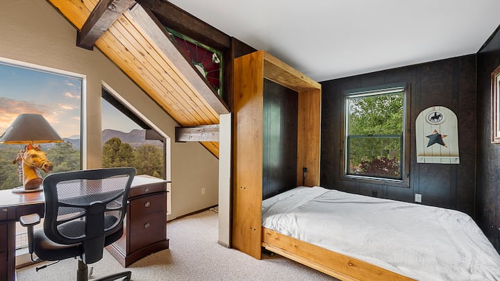 מקסמו את הנוחות והפונקציונליות בחדר המסוגנן הזה עם מיטת קיר בגודל קווין סייז.