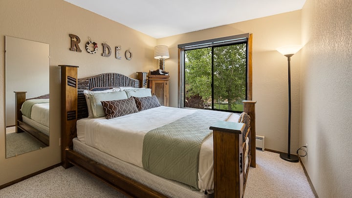 להתרווח בחדר השינה הזה עם מיטת קינג סייז והרבה אור טבעי.