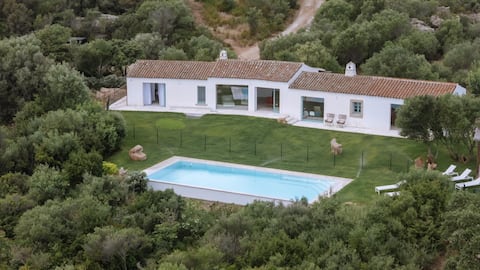 Villa with swimming pool and sea view