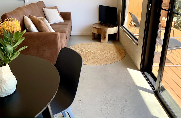 Petite Contemporary Cottage With Beautiful Views - Bega