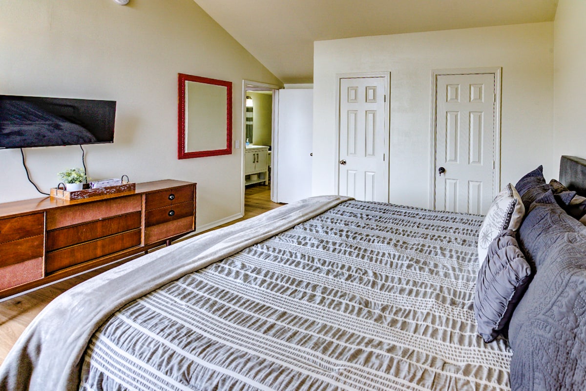 Брачен кревет (широк 150-179 см) во спалната соба на главното ниво.