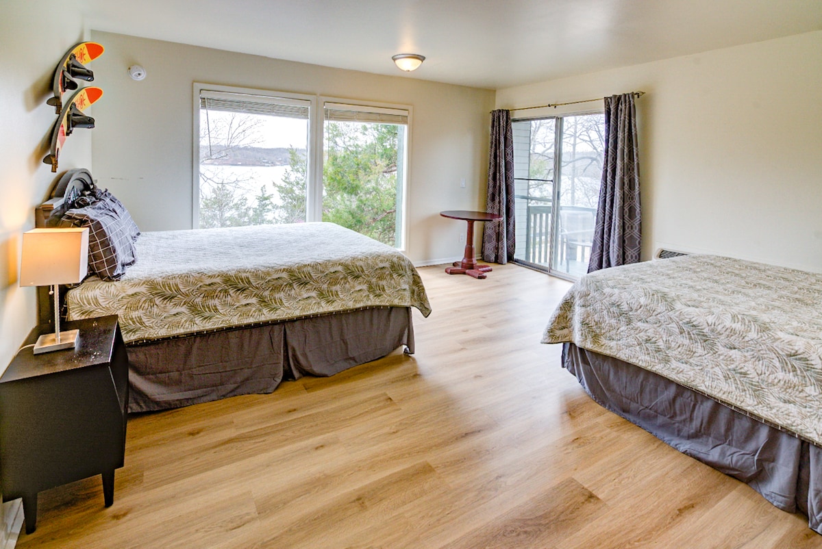 „Сива соба“ на долниот кат со два брачни кревета и сопствена бања.