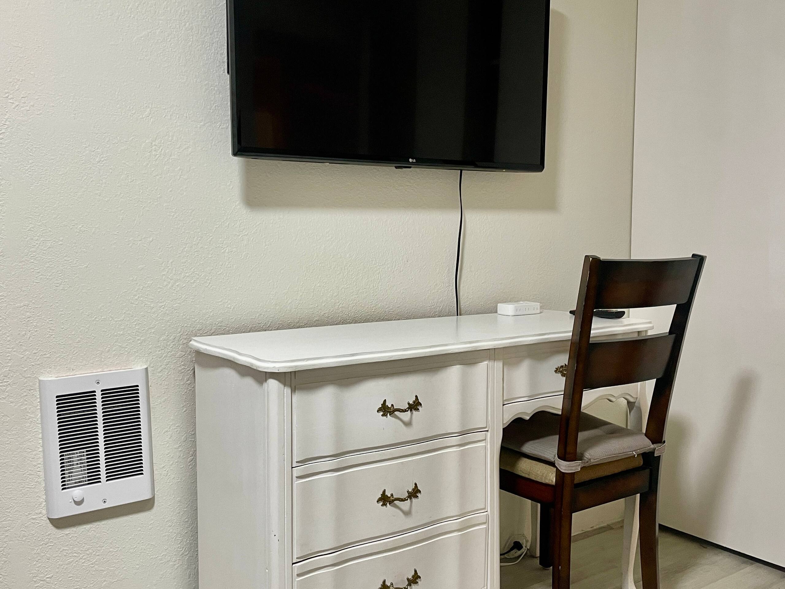 Urban Spacious Hideaway - 2BR 2BA - Image 15