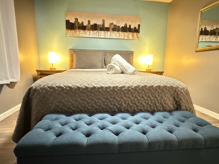 Cómodo dormitorio secundario con lámparas táctiles que tienen cargadores de teléfono integrados para tu comodidad
