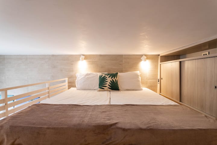 ห้องชั้นลอยตั้งอยู่ชั้นบนมีที่นอนเดี่ยว 2 หลังเครื่องปรับอากาศม่านกันแสงพื้นที่เก็บของผ้าห่มหมอนและเครื่องนอนเสริม 