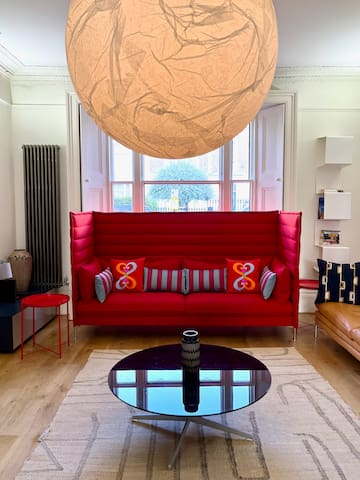 Notting Hill Retreat | Iconic Gardens | 3BR Duplex gallery image 3