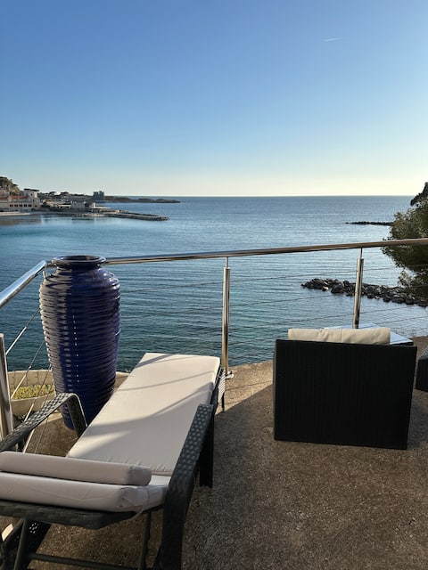 Villa "Les Algues" feet in the water,on the beach.