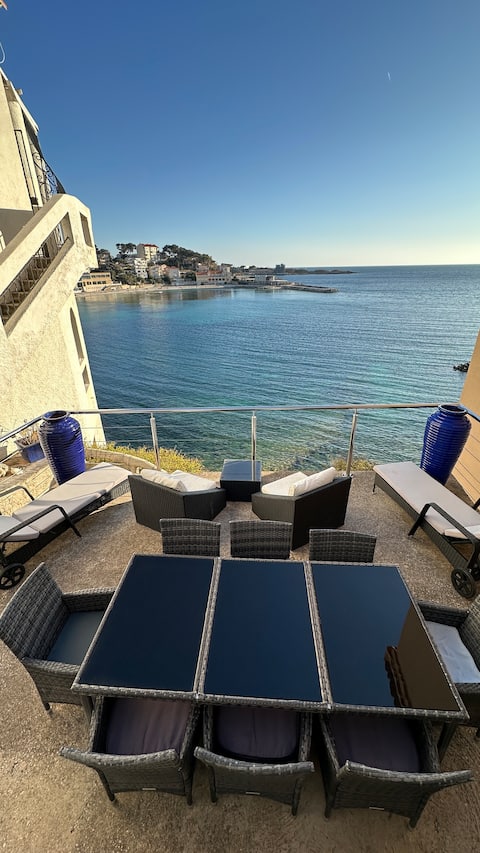 Villa "Les Algues" feet in the water,on the beach.