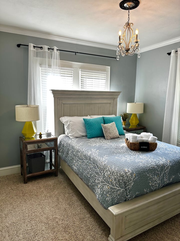 חדר שינה שני נעים במיוחד. מנורות סוף מעוצבות, תריסים מותאמים אישית ומיטה נוחה ונוחה.