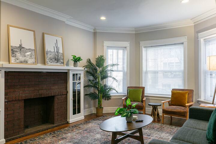 Wrigleyville Oasis with Huge Garage