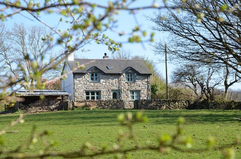 Rural Cottage with Hot Tub near Snowdon Yr Wyddfa