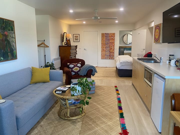 BNB mirando desde la puerta