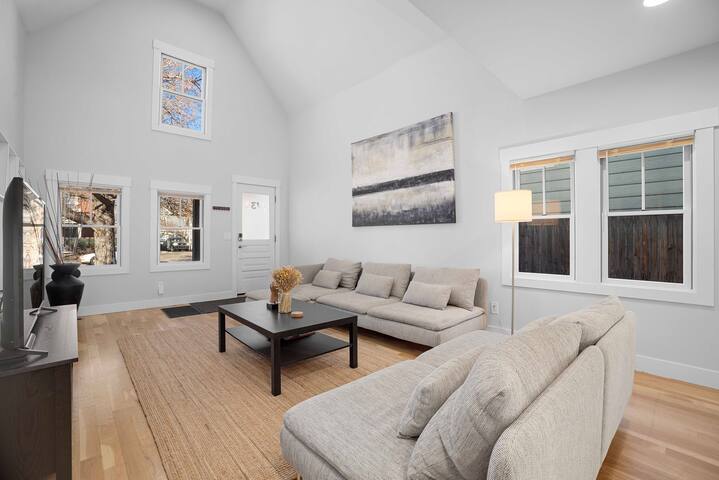 Modern 3BR House in RiNo Art District gallery image 3