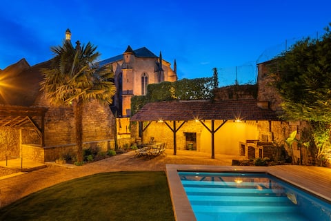 Large house with pool in historic center