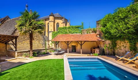 Large house with pool in historic center