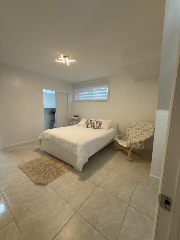 საძინებელში, რომელსაც საკუთარი სააბაზანო აქვს, შესაძლებელია დამატებითი ერთი ან ორი ერთადგილიანი საწოლის განთავსება 