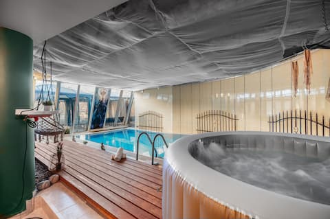 Top Airbnb: Amazing pool hot tube billard sauna free parking in Košíře