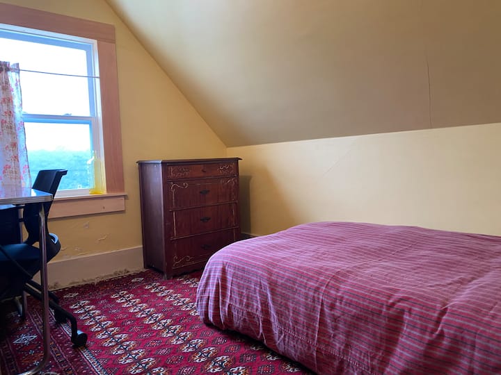 Kantoorruimte en/of slaapkamer met een eenpersoonsbed