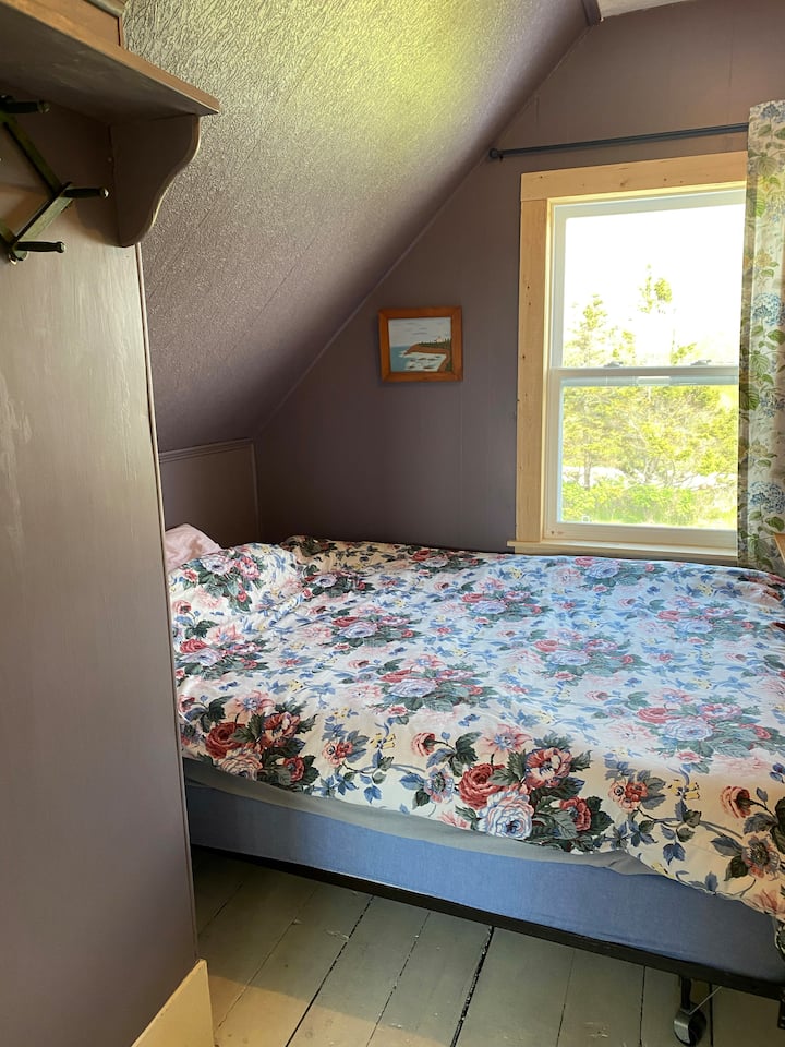 Boven slaapkamer met tweepersoonsbed