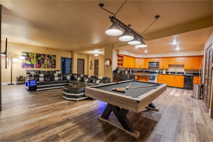 2100 SqFt Penthouse Suite – Strip Views! POOL GYM gallery image 3