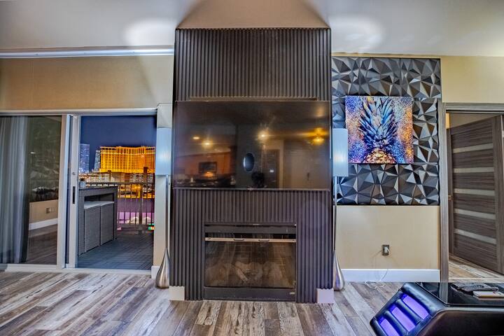 2100 SqFt Penthouse Suite – Strip Views! POOL GYM gallery image 4