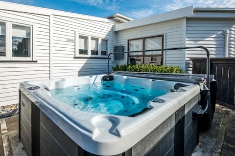 5-Bed (own bathrooms) Villa & Hot Tub