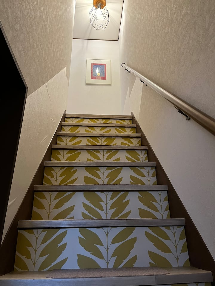 الدرج إلى الطابق الثاني شديد الانحدار.إذا كنت مسنًا، يرجى توخي الحذر.إذا كنت مسنًا، فإنني أوصي باستخدام غرفة النوم في الطابق الأول.