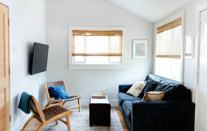 Cozy Cottage : Easy + Peaceful W/ Private Backyard - Bloomington, IN