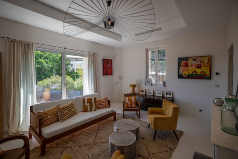 Popular Airbnb listing: Near Avignon: luxury home with pool, terrace views in Villeneuve Lès Avignon
