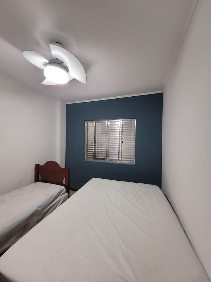 Schlafzimmer 1 - 1 Doppelbett in Standardgröße und 1 Einzelbett daneben. (Dieses Zimmer ist keine Suite).
