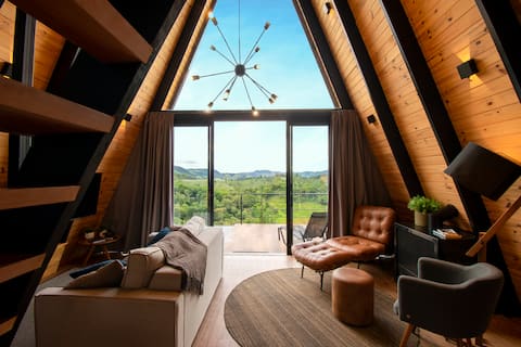 Boutique Cabin - Heated Pool and Breakfast