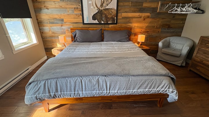 Chambre 1 lit King, situé au rez-de-jardin. Accès au spa privé.