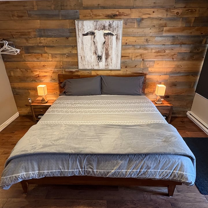 Chambre 1 lit King, situé au rez-de-jardin. Accès au spa privé.