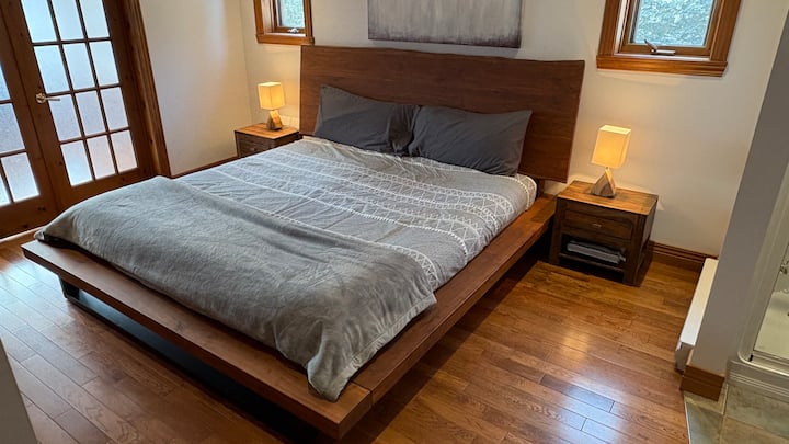 Chambre des maîtres avec 1 lit King.  Situé au rez-de-chaussée, avec salle de bain complète attenante.