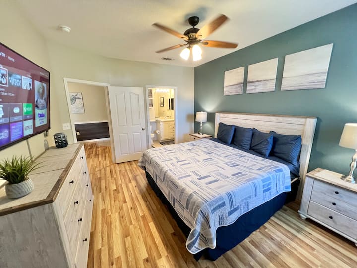 Hlavná spálňa s manželskou posteľou King a vlastnou kúpeľňou !