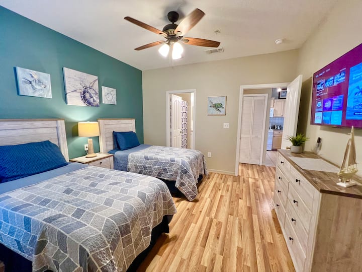 Pripojená kúpeľňa a 55-palcová televízia s plochou obrazovkou a systémom Roku