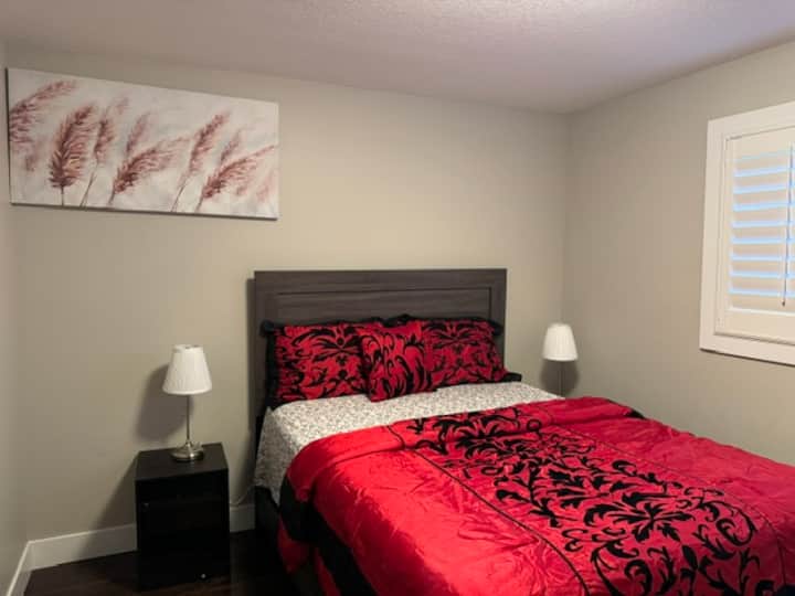 Chumba cha 2 cha kulala - Kitanda aina ya Queen kilicho na meza na kiti.