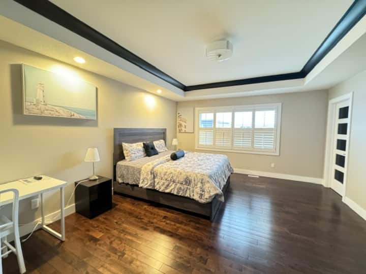 Chumba cha 1 - Chumba kikuu cha kulala, chenye kitanda aina ya king, televisheni mahiri, meza ya kujifunza na kiti - mwonekano mwingine