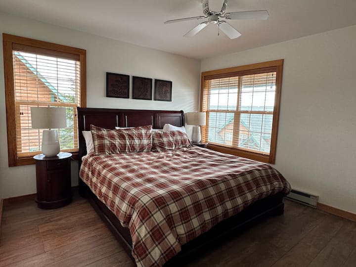 Suite principal tamaño king en la planta superior con baño completo privado. 