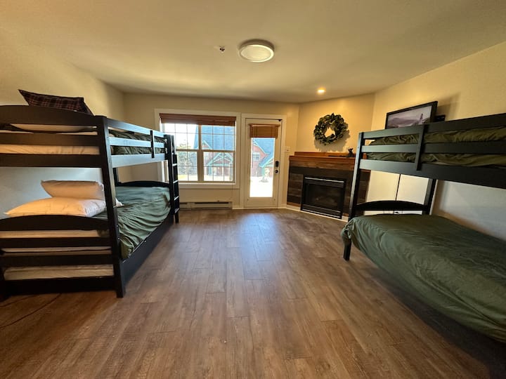 Amplia habitación con literas en el nivel inferior. Incluye 2 literas y una cama nido. 
