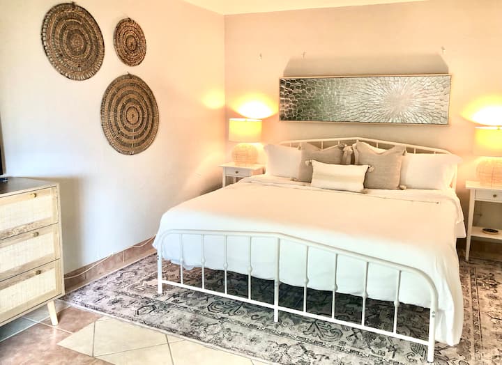  Chumba cha kulala cha wageni cha upande wa bustani kilicho na kitanda aina ya King na godoro la povu