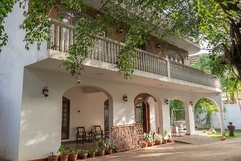 Murphy's Villa Boutique Hotel Airport Pick drop $3