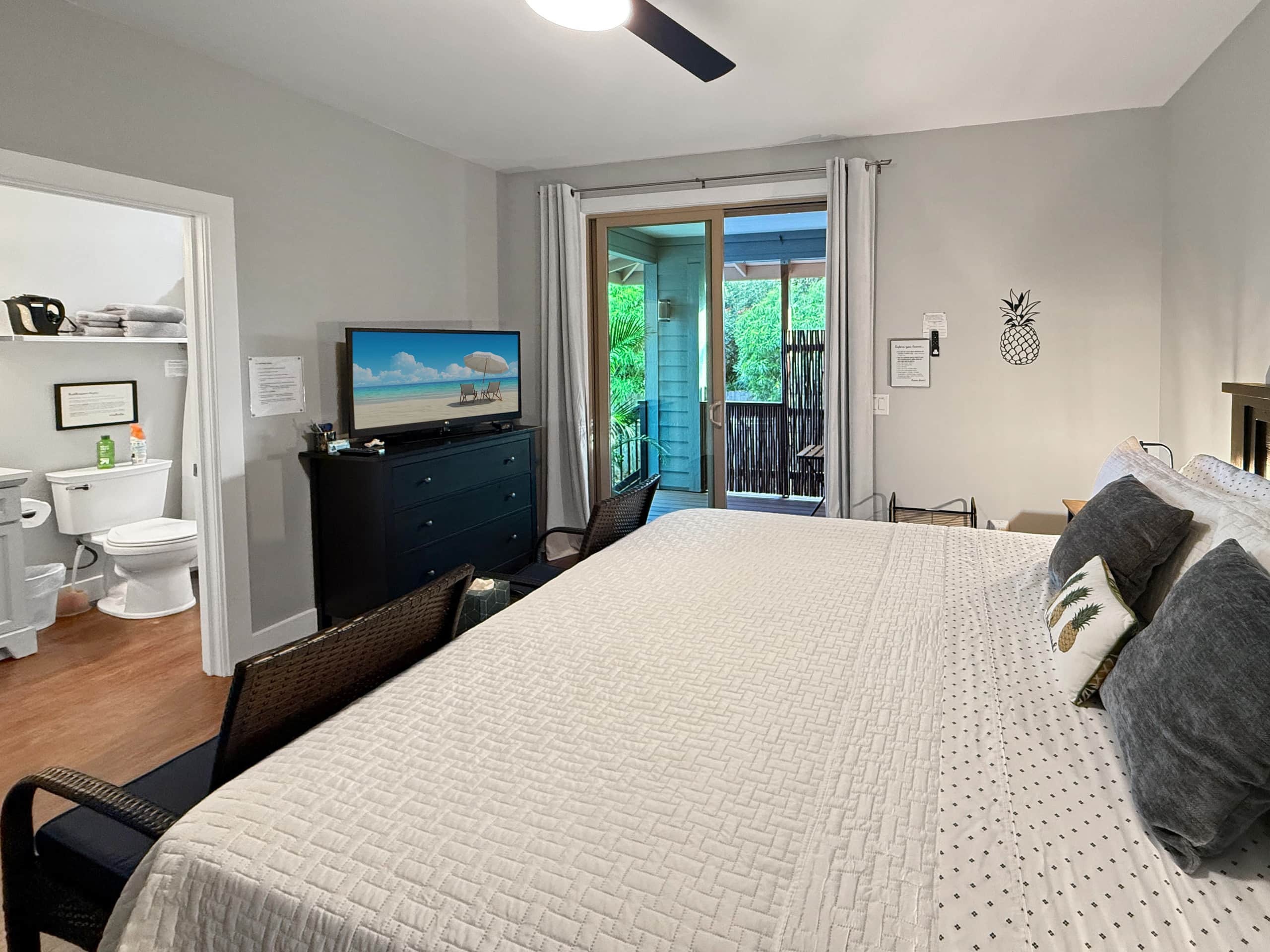 Peaceful Private Studio w/Covered Ocean View Deck - Photo 13