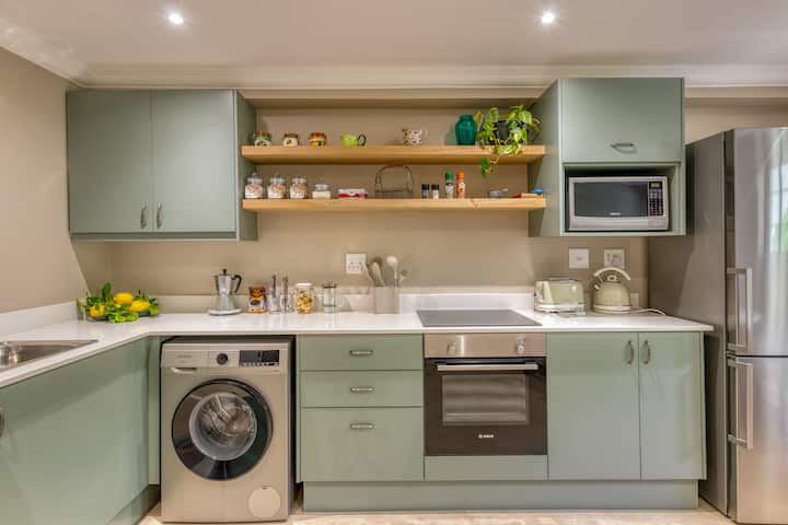 Italian Style Villa Apartment - Somerset West