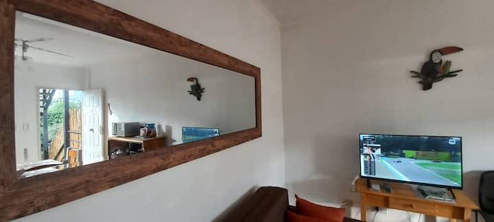 Sala de estar con sofá cama (1,20 x 1,90 metros) y TV Philips de 32pulgadas