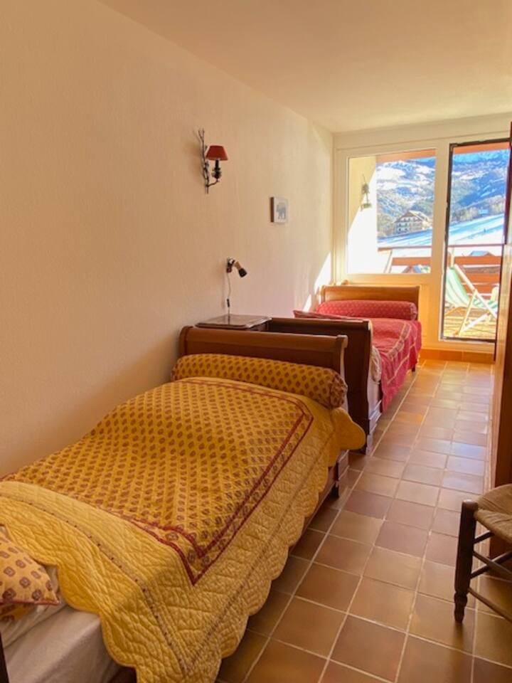 dos camas individuales en zona de montaña con vistas a las pistas