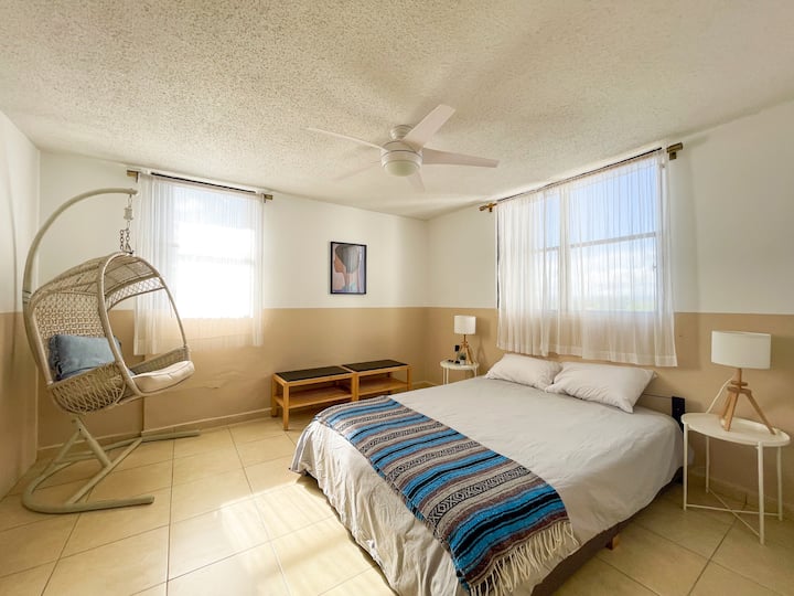 هذه هي غرفة النوم الرئيسية، التي تأتي مع حمامها الكامل الخاص بها.  