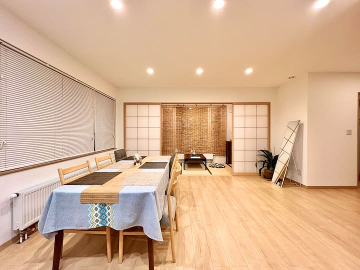FURANO U Plus B&B Exclusive 500m from the ski resort cable car, can accommodate 12 people, with…