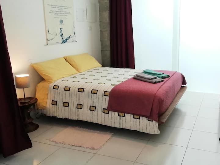 Katika chumba cha kulala cha pili, kilicho na kitanda cha watu wawili, mlango wa kioo unatoa ngazi zetu na una filamu ya kuhakikisha faragha. Kuzima kwa Cortinas huhakikisha mapumziko mazuri ya usiku