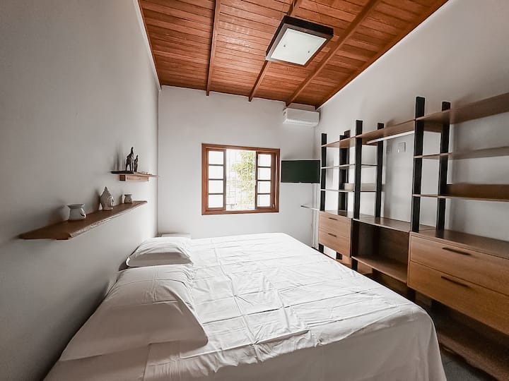 ห้องนอนคู่พร้อมเตียงคิงไซส์และตู้เสื้อผ้าแบบตู้เสื้อผ้า 